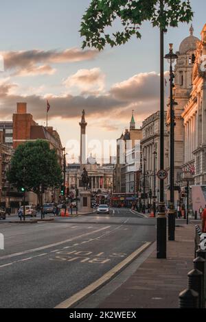 Magnifique vue sur la rue whitehall à Londres, Royaume-Uni au coucher du soleil Banque D'Images