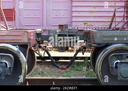 Un vieux couplage de wagons rouillés capturé sur un chemin de fer abandonné Banque D'Images