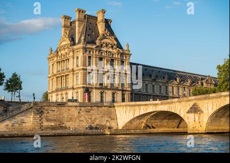 Pont Royal, pont à cinq arches sur la Seine à Paris, le troisième plus ancien pont de Paris. Vue depuis le bateau, lumière du soir Banque D'Images