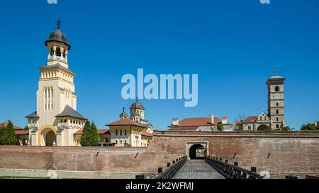 La cathédrale orthodoxe du Couronnement et la cathédrale catholique romaine de la forteresse d'Alba Iulia, en Transylvanie Banque D'Images