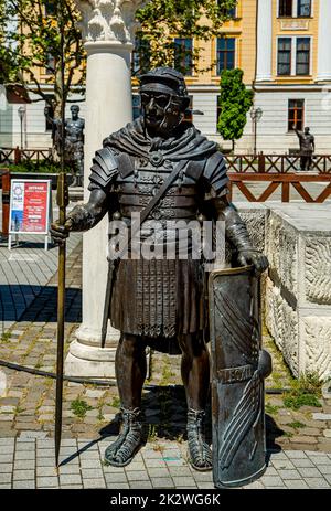 Statue en bronze d'un légionnaire romain devant le musée 'Principia' situé sur la place de la forteresse d'Alba Iulia, Roumanie. Banque D'Images