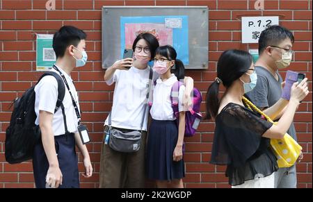 Les élèves de l'école primaire du gouvernement de la route Hennessy retournent à l'école le premier jour du nouveau terme à WAN Chai. 01SEP22 SCMP/Yik Yeung -man Banque D'Images