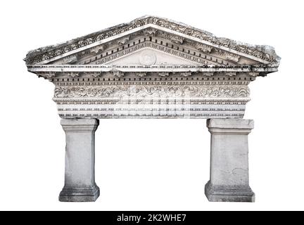 vue de face de l'ancienne façade du temple architectural avec arcade en marbre et colonnes en pierre isolées sur fond blanc Banque D'Images