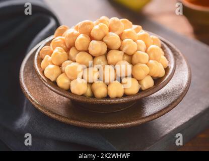 Cuisine arabe; gros plan pour les pois chiches cuits dans un petit bol. Banque D'Images