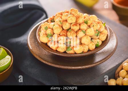 Cuisine arabe; gros plan pour les pois chiches épicés cuits dans un petit bol. Servi avec du citron frais et des épices. Banque D'Images