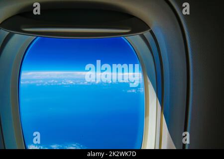 Nuages et ciel visibles depuis la fenêtre d'un avion Banque D'Images