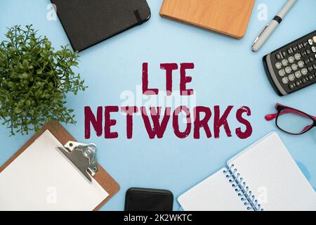 Texte montrant les réseaux LTE inspiration. Concept : connexion réseau la plus rapide disponible pour la communication sans fil fournitures de bureau d'école, collections d'apprentissage d'enseignement, outils d'écriture Banque D'Images