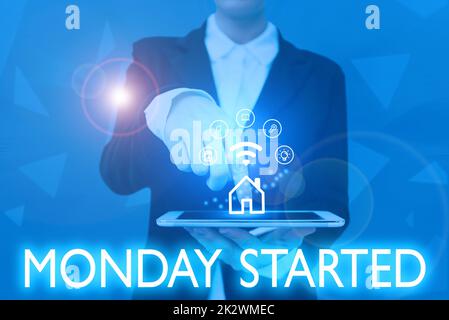 La présentation de la légende du texte du lundi a commencé. La photo conceptuelle se préparer pour la nouvelle semaine de repos est terminée laisse commencer le travail Lady appuyant écran de téléphone mobile montrant la technologie futuriste Banque D'Images