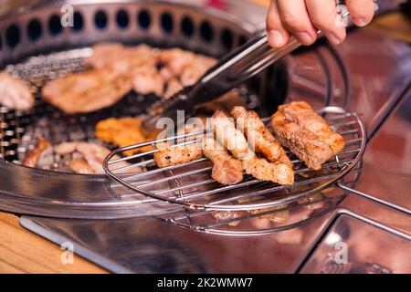 Griller de la viande de porc Coréen BBQ traditionnel sur cuisinière servir dans le restaurant Banque D'Images