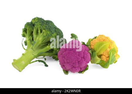 Chou-fleur et brocoli frais et colorés sur blanc Banque D'Images