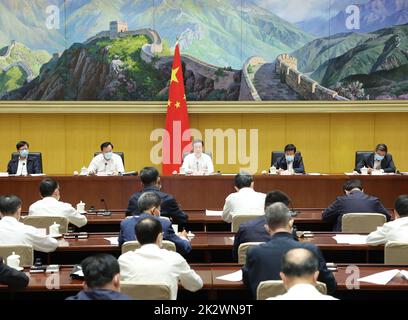 Pékin, Chine. 23rd septembre 2022. Le vice-premier ministre chinois Han Zheng, également membre du Comité permanent du Bureau politique du Comité central du Parti communiste de Chine et chef du Groupe central des affaires de Hong Kong et Macao, préside une conférence vidéo à Beijing, capitale de la Chine, le 23 septembre 2022. Au cours de la vidéoconférence, le chef de l'exécutif de la région administrative spéciale de Macao (RAS) Ho IAT Seng a présenté un rapport sur la situation économique actuelle de la RAS et d'autres travaux connexes. Crédit : Wang Ye/Xinhua/Alay Live News Banque D'Images