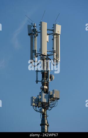 vue rapprochée d'un mât d'antenne pour les communications radio mobiles devant le ciel bleu Banque D'Images