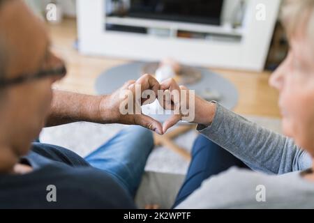 Couple senior romantique heureux et amoureux à la maison Banque D'Images