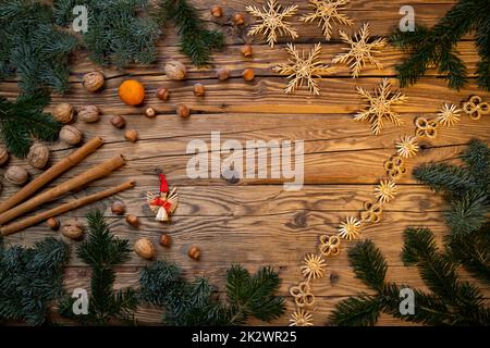 Noël traditionnel tchèque sur une décoration en bois avec brindilles, pommes, orange, fruits Banque D'Images