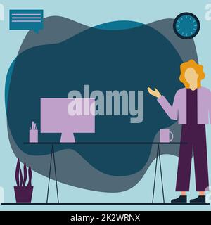 Femme Bureau debout utilisant un ordinateur portable avec bulle de parole à côté de vase d'usine. Lady Design utilise un ordinateur portable placé sur le dessus de la table à côté D'Un récipient en pot. Banque D'Images