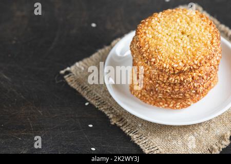 Cookies au sésame du Moyen-Orient dans une pile. Petits gâteaux faits maison aux graines de sésame Banque D'Images