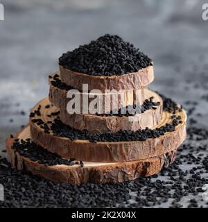 Épices indiennes les graines de cumin noir (nigella sativa ou kalonji) se ferment avec une cuillère en bois Banque D'Images