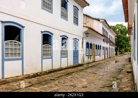 Rues avec maisons de style colonial et pavés dans la ville historique de Paraty Banque D'Images