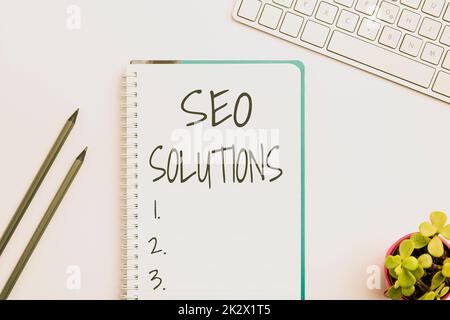 Affiche présentant Seo Solutions. Page de résultats du moteur de recherche Word pour augmenter les visiteurs par Rankings flashy fournitures de bureau d'école, enseignement Collections d'apprentissage, Outils d'écriture Banque D'Images