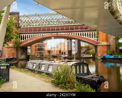 Le bateau à rames s'amarrait sous le pont du marchand sur le canal de Bridgewater avec le pont ferroviaire et le Viaduc de Castlehill derrière. Manchester Banque D'Images