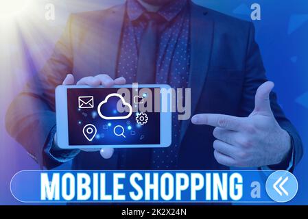 Légende du texte présentant Mobile Shopping. Concept signification achat et vente de biens et de services par mobile Homme écran de maintien de téléphone mobile montrant la technologie futuriste. Banque D'Images