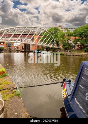 Pont du marchand, avec pont ferroviaire et viaduc de Castlefield au loin, tiré de la piste de remorquage du canal Bridgewater. Manchester. Banque D'Images