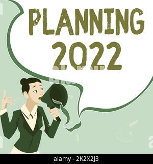 Planification de la légende conceptuelle 2022. Approche d'affaires commencer par la fin dans l'esprit positionnement objectifs à long terme leader féminin tenant un mégaphone exprimant des idées encourageantes. Banque D'Images