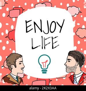 Légende de texte présentant Profitez de la vie. Mot pour n'importe quelle chose, endroit, nourriture ou personne, qui vous fait vous détendre et heureux membres de l'équipe regardant les nouvelles solutions de brainstorming de tableau blanc. Banque D'Images