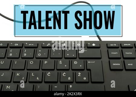 Légende du texte présentant Talent Show. Concept signification concurrence des artistes spectacle casting leurs performances ordinateur clavier et Symbol.support d'information pour la communication. Banque D'Images