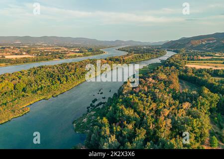 Vue aérienne du Rhône dans le sud de la France. Une île naturellement formée au milieu de la rivière. Banque D'Images