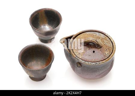 Thé vert japonais dans un ensemble de thé avec une tasse et un pot isolés sur un fond blanc Banque D'Images