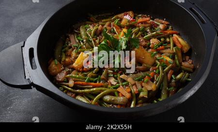 Légumes frits colorés, style asiatique. Mets végétariens asiatiques sucrés et aigre mélangés à base de légumes. Banque D'Images