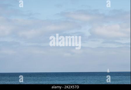 Voilier solitaire sur la mer large Banque D'Images