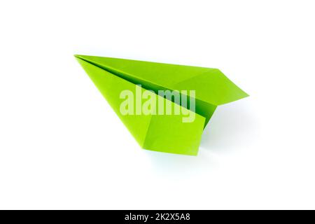 Avion de papier vert origami isolé sur fond blanc Banque D'Images