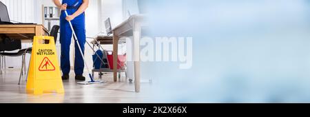 Janitor Cleaning In Office Banque D'Images