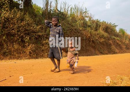 Des enfants de différents âges essayaient de recueillir de l'eau potable en Ouganda Banque D'Images