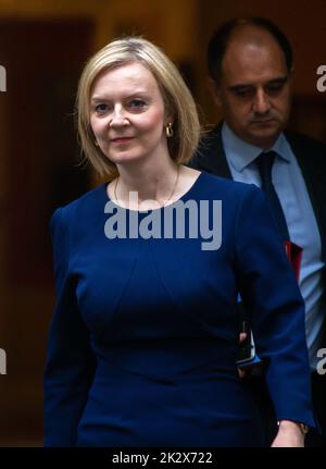 Londres, Royaume-Uni. 23rd septembre 2022. Le Premier ministre britannique LIZ TRUSS laisse 10 Downing Street devant sa chancelière révèle un mini-budget à la Chambre des communes. Crédit : ZUMA Press, Inc./Alay Live News Banque D'Images