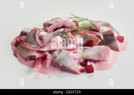 Salade savoureuse de hareng et de betteraves sur la table Banque D'Images