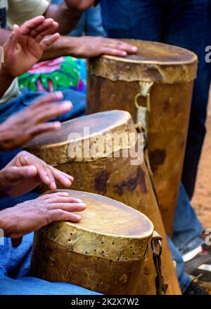 Groupe de percussionnistes jouant un atabaque rudimentaire Banque D'Images