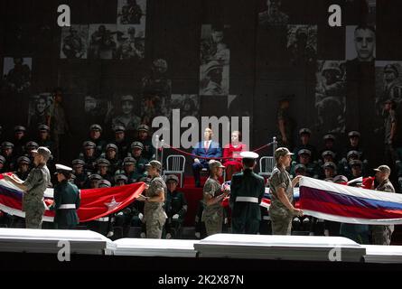 Les soldats retirent des drapeaux des cercueils de camarades tombés dans une nouvelle production de l'AIDA par Verdi ouverture à l'Opéra Royal, Covent Garden, Londres WC2 le dimanche 25/09/2022 une version mise à jour initialement prévue en Egypte maintenant avec des tons clairs ou des références à la guerre en Europe centre arrière: Dans Sung SIM (roi d'Egypte), Agnieszka Rehlis (Amneris) chef d'orchestre: Antonio Pappano Set design: Miriam Buether costumes: Annemarie Woods éclairage: Robert Carsen & Peter van Praet vidéo design: Duncan McLean chorégraphe: Rebecca Howell directeur: Robert Carsen Banque D'Images