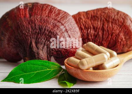 Champignons de Lingzhi ou Reishi avec capsules, nourriture naturelle biologique saine. Banque D'Images