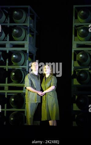 scène finale, en attente de la mort dans un silo de missiles : Francesco Meli (Radames), Elena Stikhina (Aida) dans une nouvelle production de l'AIDA par Verdi ouverture à l'Opéra Royal, Covent Garden, Londres WC2 le dimanche 25/09/2022 une version mise à jour initialement mis en Égypte maintenant avec des surtons ou des références à la guerre en Europe chef d'orchestre: Antonio Pappano set design: Miriam Buether costumes: Annemarie Woods Lighting: Robert Carsen & Peter van Praet conception vidéo: Duncan McLean chorégraphe: Rebecca Howell réalisateur: Robert Carsen Banque D'Images