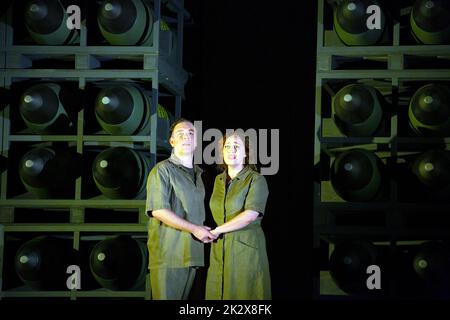 scène finale, en attente de la mort dans un silo de missiles : Francesco Meli (Radames), Elena Stikhina (Aida) dans une nouvelle production de l'AIDA par Verdi ouverture à l'Opéra Royal, Covent Garden, Londres WC2 le dimanche 25/09/2022 une version mise à jour initialement mis en Égypte maintenant avec des surtons ou des références à la guerre en Europe chef d'orchestre: Antonio Pappano set design: Miriam Buether costumes: Annemarie Woods Lighting: Robert Carsen & Peter van Praet conception vidéo: Duncan McLean chorégraphe: Rebecca Howell réalisateur: Robert Carsen Banque D'Images