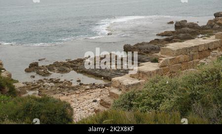 Les ruines de l'ancien port biblique, phénicien, Israélite et romain de Dor. Célèbre site archéologique historique en Israël, mer Méditerranée Banque D'Images