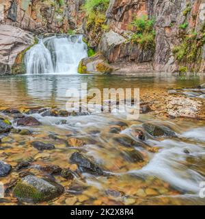 Cascade sur le ruisseau Tenderfoot dans le petit belt montagnes près de White Sulphur Springs, Montana Banque D'Images