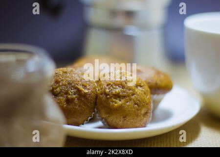 Le gâteau à la banane est placé dans un plat avec mokapot derrière. Banque D'Images