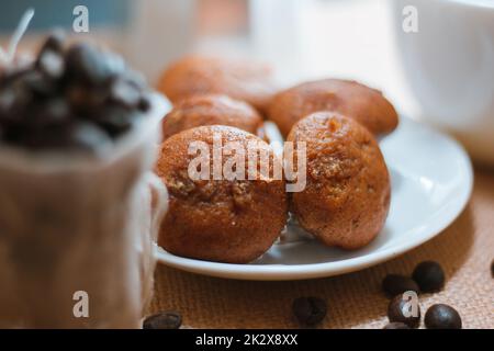 Le gâteau à la banane est placé dans un plat avec mokapot derrière. Banque D'Images