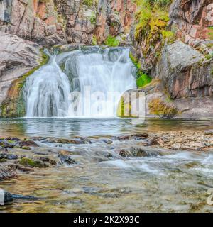 Cascade sur le ruisseau Tenderfoot dans le petit belt montagnes près de White Sulphur Springs, Montana Banque D'Images