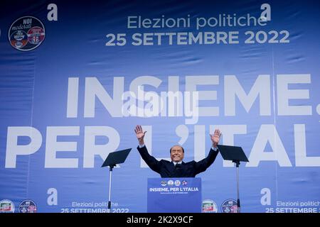 Silvio Berlusconi leader Forza Italia parti pendant ensemble pour l'Italie Fratelli d italia, Lega et Forza Italia la coalition italienne de centre-droit sur une étape rencontre l'électorat vers les élections du 25 septembre Banque D'Images