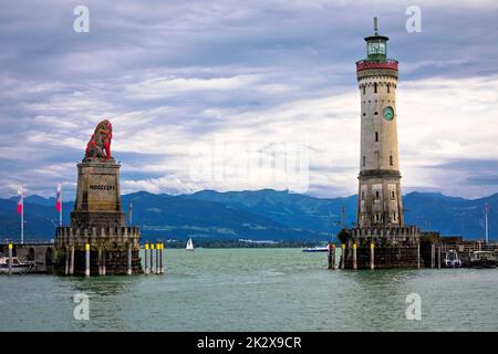 La célèbre entrée du port de Lindau Bavarian Lion et du nouveau phare sur la vue sur le lac de Bodensee Banque D'Images